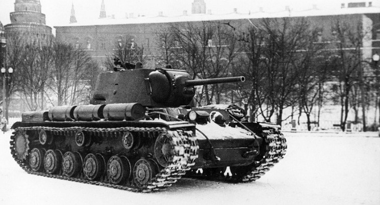 Chiến dịch Barbarossa được Hitler và phát xít Đức thực hiện nhằm xâm lược và chiếm đóng Liên Xô. Thế nhưng, ngay sau khi chiến dịch này được thực hiện, quân đội Đức quốc xã bị sốc bởi Hồng quân Liên Xô sở hữu nhiều vũ khí uy lực.