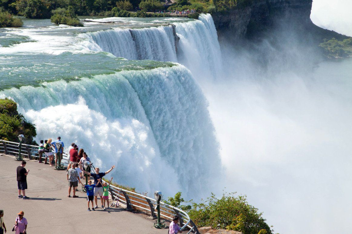 Thác Niagara nằm giữa biên giới Mỹ và Canada và một địa địa điểm du lịch nổi tiếng thế giới thu hút hàng triệu du khách tới chiêm ngưỡng cảnh quan ngoạn mục của thiên nhiên kỳ vĩ.