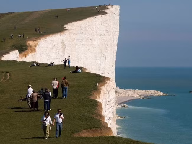 Vách núi Beachy Head (Mũi Đá Trắng) ở Anh gây ấn tượng với du khách bởi cảnh quan thiên nhiên tuyệt đẹp và hùng vĩ.