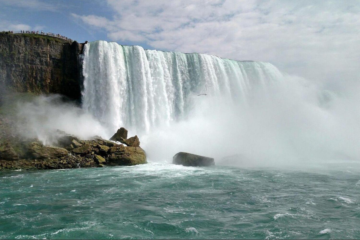 Thế nhưng, nhiều người không thể ngờ được rằng một số chọn thác Niagara làm nơi kết thúc sinh mạng. Theo trang Viral, khoảng 20 - 40 người tự tử tại địa điểm này mỗi năm.