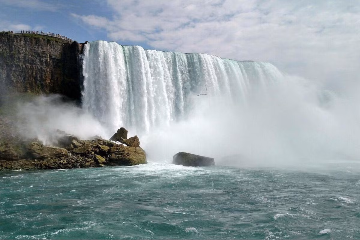 Thế nhưng, nhiều người không thể ngờ được rằng một số chọn thác Niagara làm nơi kết thúc sinh mạng. Theo trang Viral, khoảng 20 - 40 người tự tử tại địa điểm này mỗi năm.