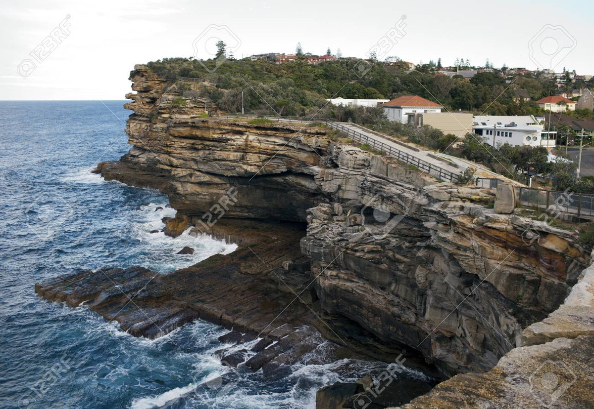 Don Ritchie - cựu binh thời Thế chiến 2 từng làm công việc tình nguyện đi tuần tra khu vực vách đá The Gap vì có nhiều người lựa chọn nơi đây tự sát. Trong quá trình làm việc, ông cứu được 160 người có ý định tự tử.