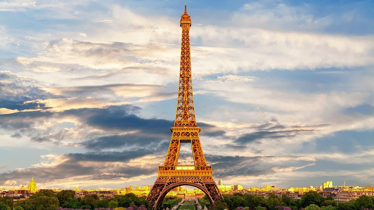 Tháp Eiffel là điểm du lịch nổi tiếng thủ đô Paris, Pháp. Mỗi năm hàng triệu du khách ghé thăm công trình mang tính biểu tượng của quốc gia này.