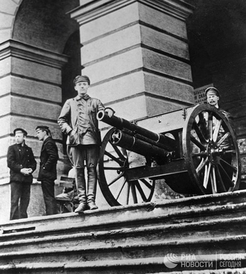 Lực lượng cách mạng sử dụng nhiều vũ khí thu giữ được của kẻ thù để bảo vệ thành quả của cuộc cách mạng.