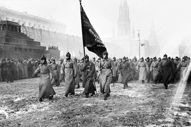 Hình ảnh lễ diễu binh kỉ niệm 10 năm cuộc Cách mạng tháng Mười vào năm 1927.