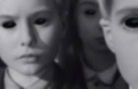 Theo đó, ông Bethel nhìn kỹ hai đứa trẻ và kinh ngạc phát hiện chúng có đôi mắt đầy ám ảnh và đáng sợ. Nguyên do là hai đứa trẻ có đôi mắt đen sì không giống người bình thường.