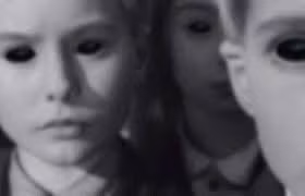 Theo đó, ông Bethel nhìn kỹ hai đứa trẻ và kinh ngạc phát hiện chúng có đôi mắt đầy ám ảnh và đáng sợ. Nguyên do là hai đứa trẻ có đôi mắt đen sì không giống người bình thường.