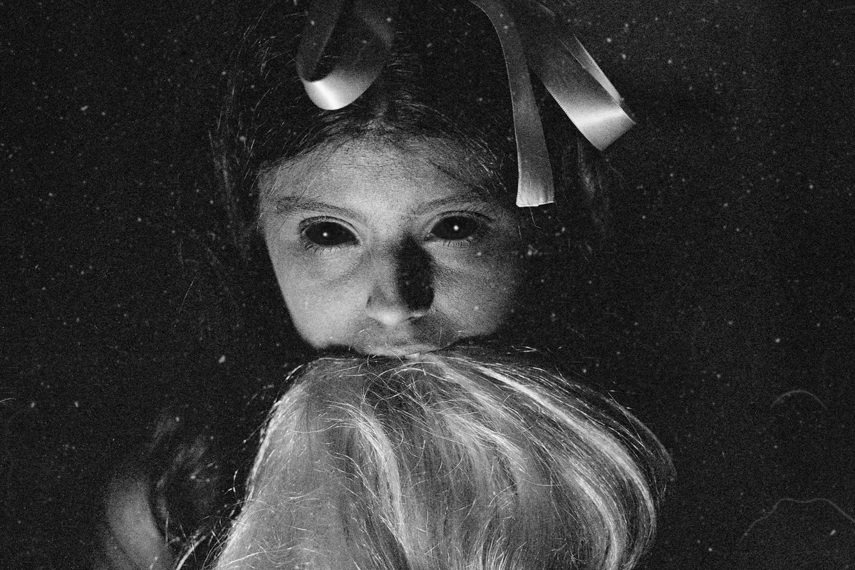 Cho rằng sẽ có chuyện không hay xảy ra nếu đồng ý với lời thỉnh cầu của đứa trẻ nên ông Bethel nhanh chóng lái xe rời khỏi. Khi quay đầu nhìn lại qua gương chiếu hậu, ông không nhìn thấy hai đứa trẻ nữa. Ông không rõ chúng biến mất từ lúc nào.