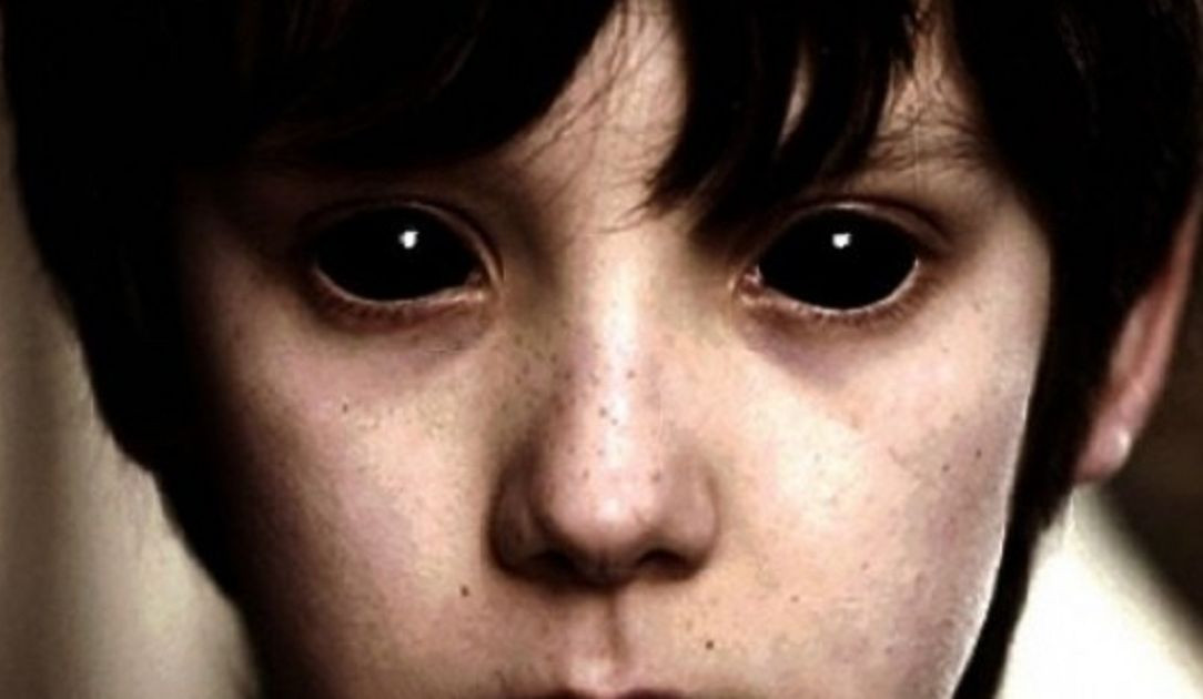 Một trong hai cậu bé nở nụ cười với ông Bethel. Khi ấy, ông nghĩ rằng có thể những đứa trẻ có ý định xin tiền.