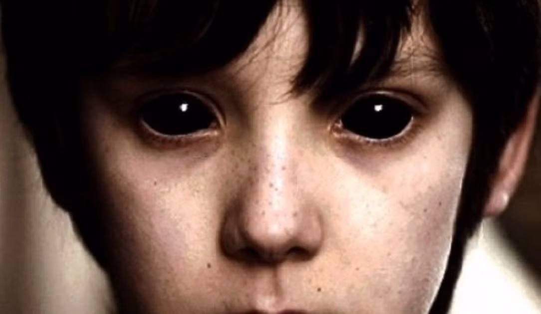 Một trong hai cậu bé nở nụ cười với ông Bethel. Khi ấy, ông nghĩ rằng có thể những đứa trẻ có ý định xin tiền.