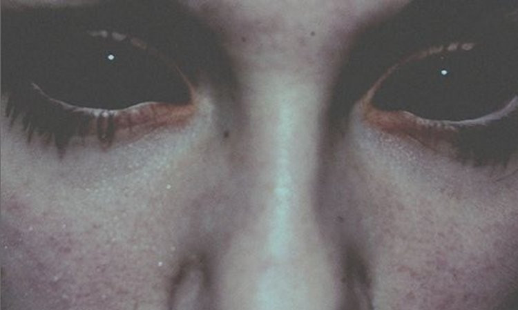 Dư luận biết đến câu chuyện về những đứa trẻ có đôi mắt đen sì thông qua sự việc mà nhà báo Brian Bethel trải qua vào tháng 1/1998.