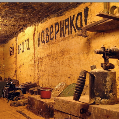 Theo các chuyên gia, rất khó để xác định thời điểm mê cung hầm mộ Odessa được xây dựng. Người ta chỉ biết được rằng, công trình khổng lồ dưới lòng đất này có thể xuất hiện từ những năm 1600 hoặc sớm hơn.