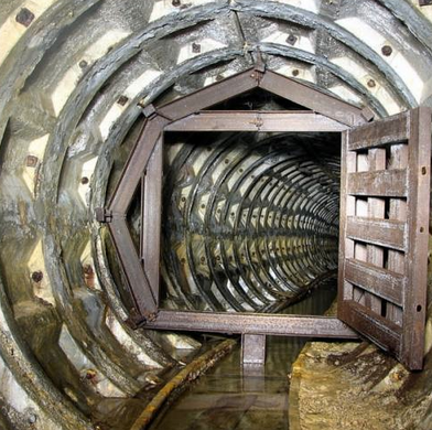 Thay vào đó, trong suốt nhiều thế kỷ, hệ thống hầm mộ được sử dụng với nhiều mục đích khác nhau. Có thời điểm hầm mộ được những kẻ trộm, tên buôn lậu, người lang thang sử dụng làm nơi gặp mặt, buôn bán hàng hóa.