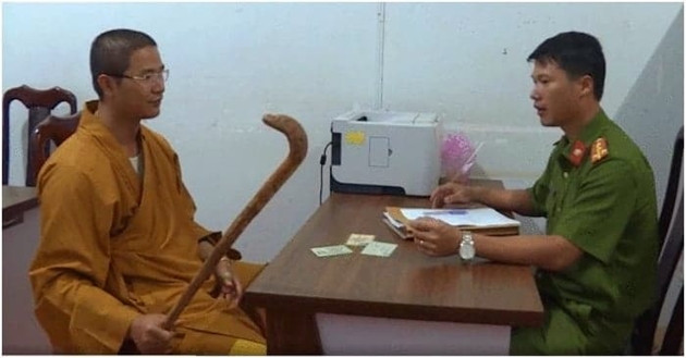 Thầy chùa Lê Văn Thành tại cơ quan Công an.