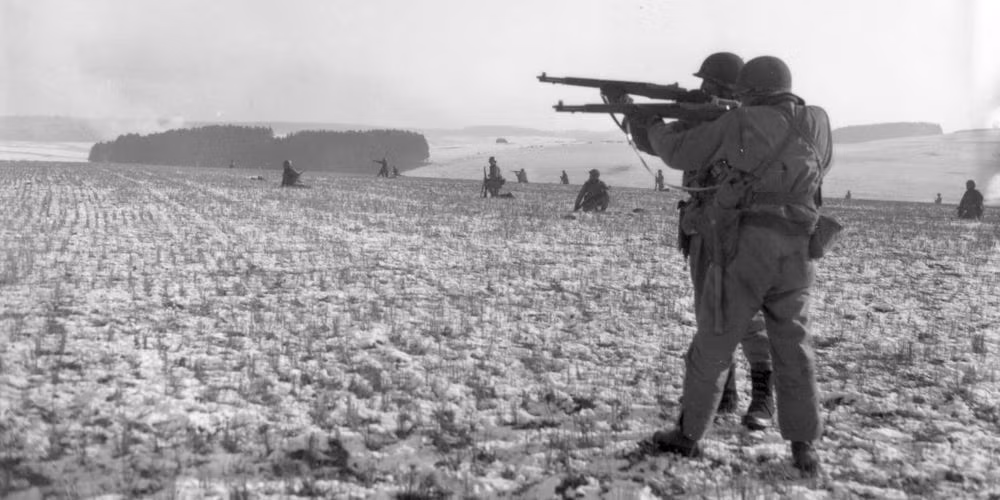 Từ giữa tháng 12/1944 đến tháng 1/1945, quân đội Đức quốc xã triển khai cuộc phản công cuối cùng nhằm lật ngược tình thế. Trong ảnh là binh sĩ Mỹ mai phục tại một đường hào trong trận Bulge cuối năm 1944.