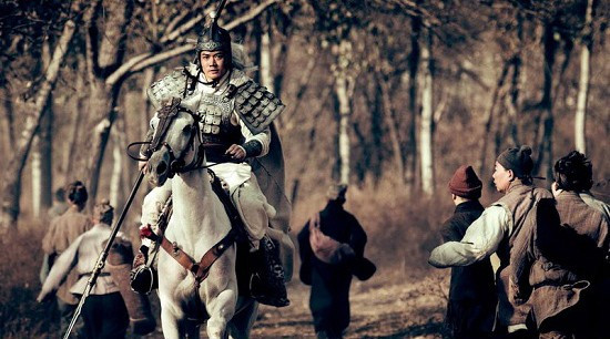 Khi Trương Hợp và Cao Lãm vây chặn khiến Lưu Bị khó thoát thân, Triệu Vân kịp thời xuất hiện. Danh tướng này không nói một lời nào và cầm thương trong tay đâm chết Cao Lãm chỉ với một lần ra đòn.