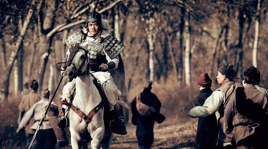 Khi Trương Hợp và Cao Lãm vây chặn khiến Lưu Bị khó thoát thân, Triệu Vân kịp thời xuất hiện. Danh tướng này không nói một lời nào và cầm thương trong tay đâm chết Cao Lãm chỉ với một lần ra đòn.