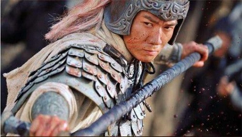 Triệu Vân nổi tiếng với việc dùng thương lần thứ ba là khi giết chết Trương Võ. Điều này xuất phát từ việc Lưu Bị từng trông thấy chủ tướng quân địch Trương Võ cưỡi con bảo mã Đích Lô.