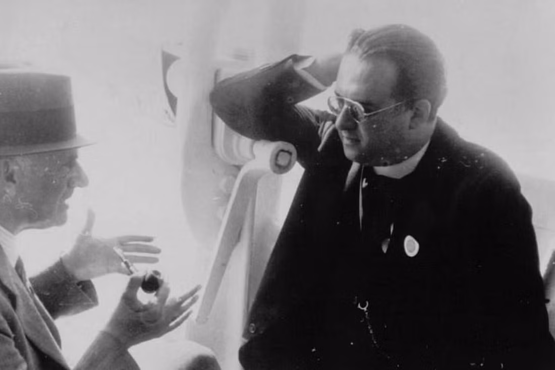 Vào năm 1927, ông Lemaitre đăng bài viết đề xuất và mô tả thuyết về sự giãn nở của vũ trụ, trong đó có sử dụng thuyết tương đối của Einstein để làm chỉ dẫn. Theo đánh giá của nhà khoa học Lemaitre, vũ trụ liên tục giãn nở nên khoảng cách giữa các thiên hà cũng tăng lên.