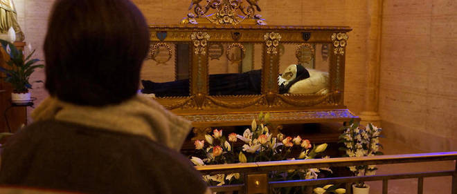 Khi còn sống, những vị thánh này làm nhiều điều tốt, có sức ảnh hưởng lớn đến xã hội.