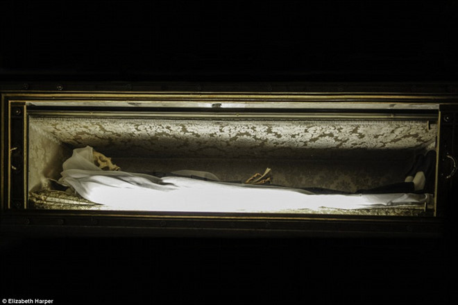 Nguyên do là vì Giáo hội Công giáo tin rằng, cơ thể các vị thánh không phân hủy sau khi qua đời bởi đó là một phép màu mà Chúa ban cho họ.