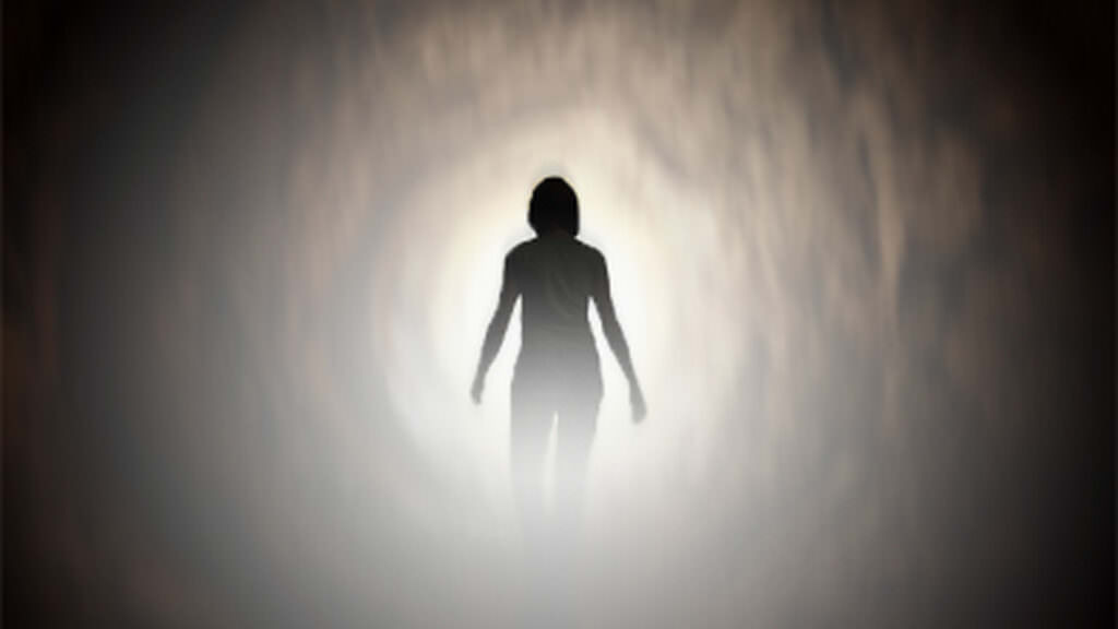 Bên cạnh hiện tượng đầu thai chuyển kiếp, một số người cho rằng sau khi qua đời, linh hồn sẽ đến thiên đường hay địa ngục.