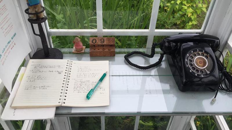 Sau thảm kịch tồi tệ trên, ông Sasaki mở cửa bốt điện thoại Gió để những người mất người thân có thể gọi điện trò chuyện với người thân chết trong thảm họa.