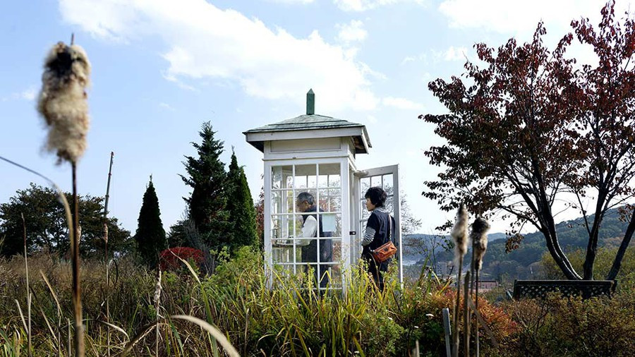 Thêm nữa, những người sử dụng bốt điện thoại của ông Sasaki còn cảm thấy như người thân đã mất ở đầu dây bên kia lắng nghe cuộc trò chuyện. Vì vậy, người thân có thể tiếp tục cuộc sống sau khi trải qua nỗi đau mất người thân.