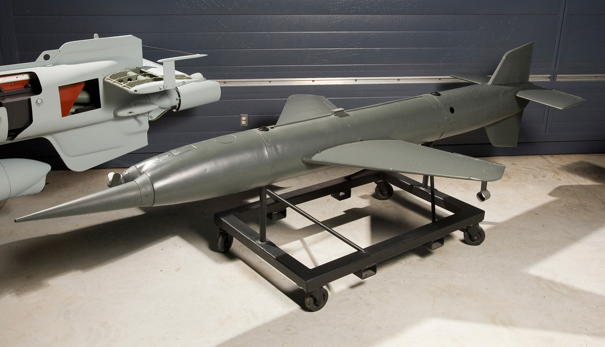 Các nhà khoa học phát xít Đức dự định chế tạo tên lửa phiên bản không đối không của tên lửa Henschel Hs 117 Schmetterling. Theo thiết kế, người điều khiển sẽ dùng một máy ngắm bắn từ xa và dùng cần điều khiển để dẫn đường tên lửa bằng vô tuyến.