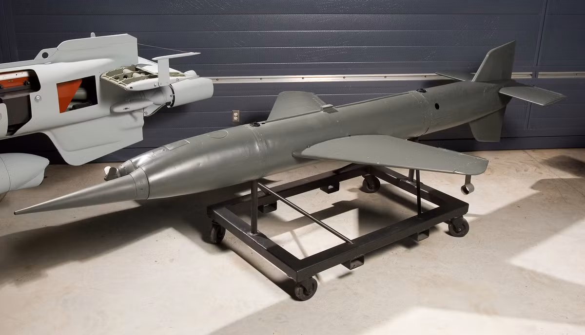 Các nhà khoa học phát xít Đức dự định chế tạo tên lửa phiên bản không đối không của tên lửa Henschel Hs 117 Schmetterling. Theo thiết kế, người điều khiển sẽ dùng một máy ngắm bắn từ xa và dùng cần điều khiển để dẫn đường tên lửa bằng vô tuyến.