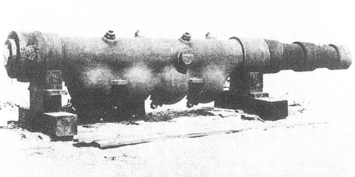 Với chiều dài mỗi nòng pháo dài 130m, siêu pháo V-3 hoạt động theo cơ chế nhồi thuốc theo nhiều giai đoạn.