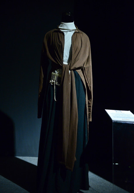 Để phụ nữ thoải mái hơn trong sinh hoạt hàng ngày và lao động sản xuất, áo giao lãnh về sau được cách tân với việc 2 tà trước may rời để buộc vào với nhau. Trong khi đó, hai tà sau may liền lại thành vạt áo.