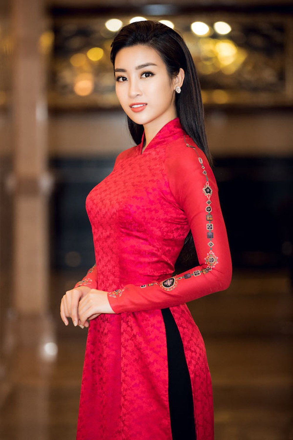 Từ năm 1970 đến nay, áo dài truyền thống với kiểu dáng ôm sát cơ thể, cổ cao, dài khoảng ngang gối và được xẻ tà ở hông được phụ nữ ở các tầng lớp trong xã hội sử dụng nhiều trong các dịp lễ Tết, cưới hỏi.