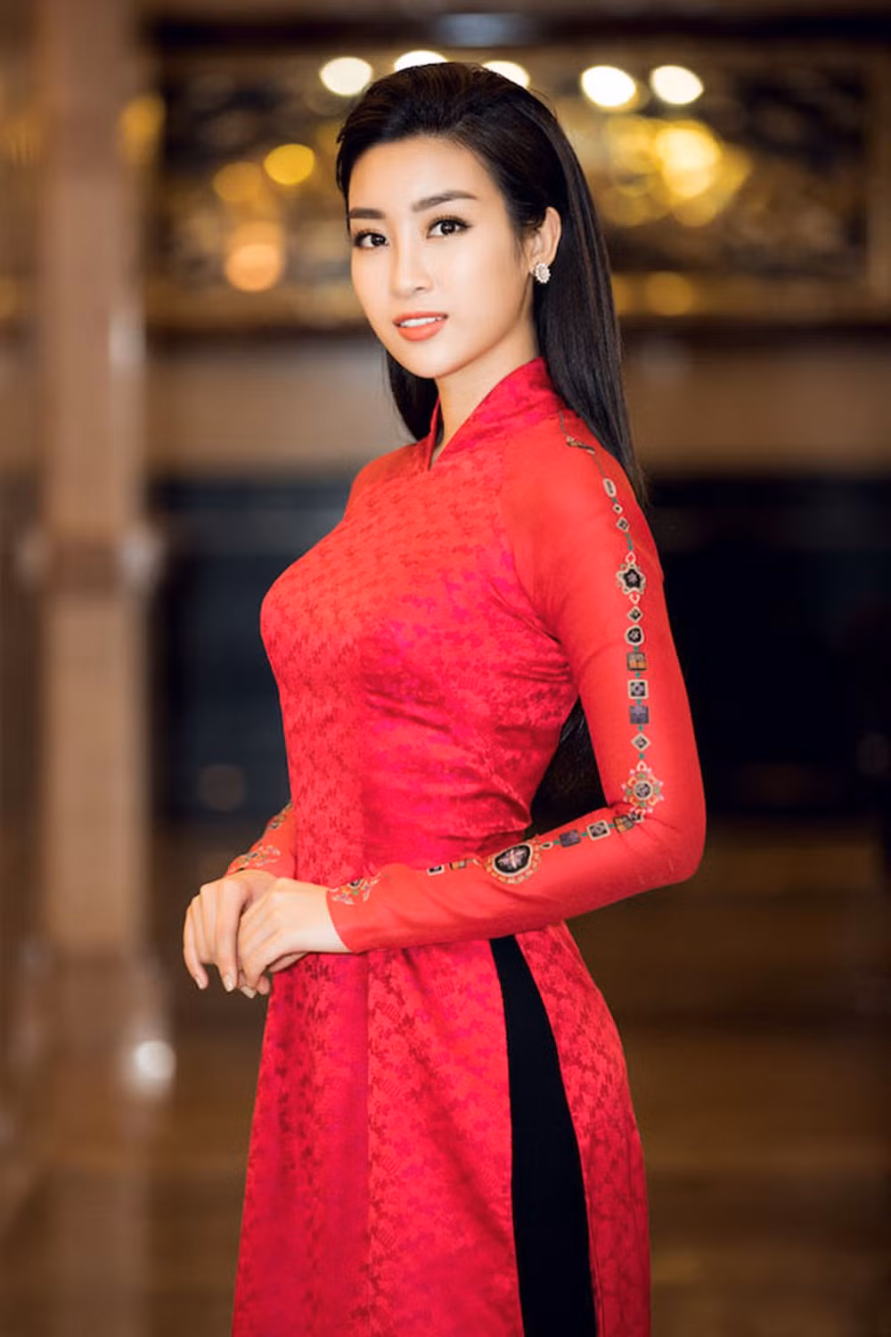 Từ năm 1970 đến nay, áo dài truyền thống với kiểu dáng ôm sát cơ thể, cổ cao, dài khoảng ngang gối và được xẻ tà ở hông được phụ nữ ở các tầng lớp trong xã hội sử dụng nhiều trong các dịp lễ Tết, cưới hỏi.