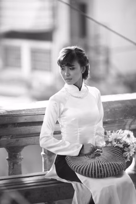 Áo dài cổ cao (những năm 1950) được may ôm sát vào cơ thể người mặc. Thân áo sau rộng hơn thân áo trước, nhất là ở phần hông.