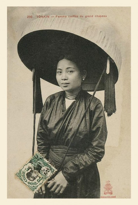 Theo một số chuyên gia, áo giao lãnh là kiểu dáng sơ khai của áo dài Việt Nam. Áo giao lãnh còn được gọi là áo đối lĩnh với thân áo có bốn vạt được sử dụng rộng rãi từ thế kỷ 17. Áo giao lãnh khoác ngoài yếm lót, mặc cùng váy đen và thắt lưng màu tương tự như áo tứ thân. Điểm khác duy nhất là hai vạt trước buông thả chứ không buộc trước bụng.