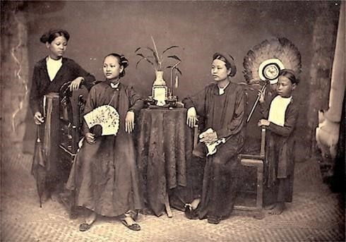 Dưới thời Vua Gia Long, áo dài ngũ thân xuất hiện. Trang phục này gồm 4 vạt được may thành 2 tà như áo dài, ở tà trước có thêm một vạt áo như lớp lót kín đáo được coi là vạt áo thứ 5. Bốn thân áo bên ngoài tượng trưng cho tứ thân phụ mẫu (tức cha mẹ đẻ và cha mẹ chồng/vợ). Thân áo thứ năm tượng trưng cho địa vị của người mặc trong xã hội. Áo dài ngũ thân có 5 cúc cài tượng trưng cho đạo lý làm người của người Việt Nam là: Nhân - Lễ - Nghĩa - Trí - Tín.