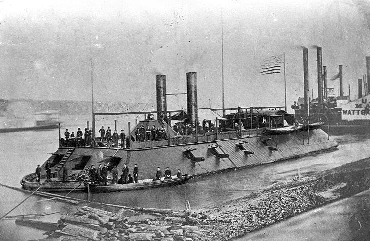 Tàu chiến USS Cairo xuất hiện trên sông Mississippi năm 1862.