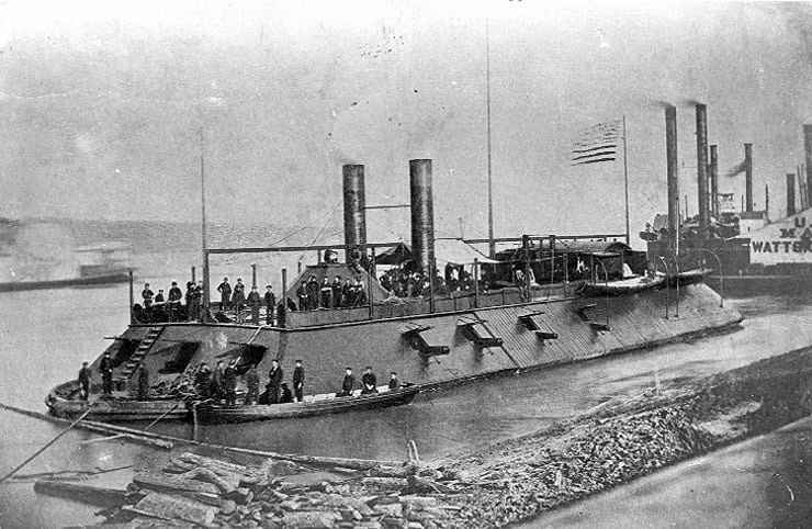 Tàu chiến USS Cairo xuất hiện trên sông Mississippi năm 1862.