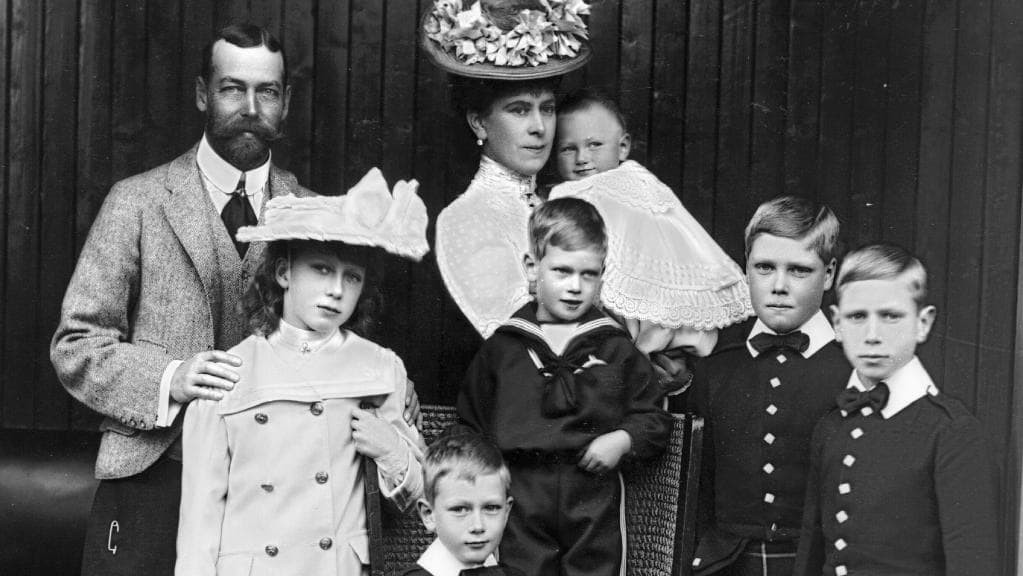 Hoàng tử Nga cũng được dạy các lễ nghi, cách đi đứng, ứng xử để thể hiện phong thái uy quyền của người đứng đầu đất nước trong tương lai. Video: Lãnh đạo Triều Tiên tặng kiếm cho Tổng thống Nga (nguồn: VTC1)