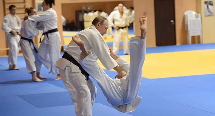 Ông Putin đạt ngũ đẳng huyền đai của bộ môn karate năm 2001. Đến năm 2009, Tổng thống Nga đạt được thất đẳng huyền đai của môn võ thuật này.