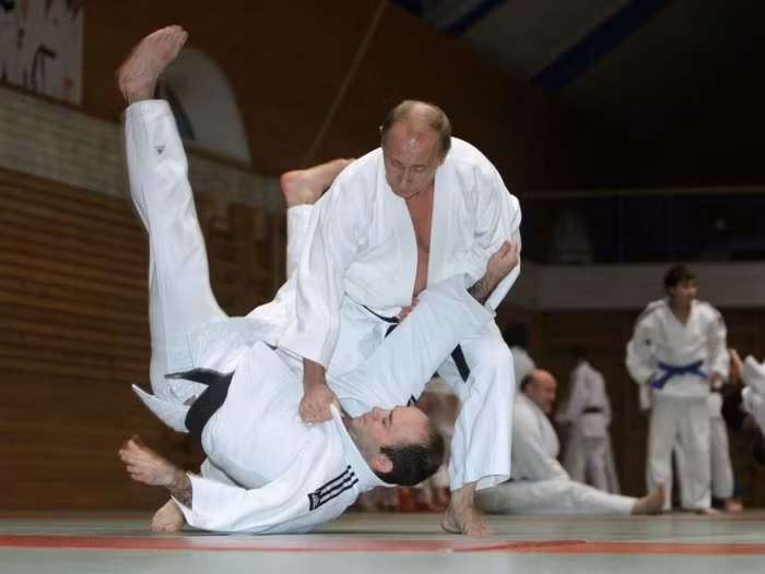 Chính vì vậy, Tổng thống Putin luyện tập judo kể từ khi ấy cho đến khi làm việc cho KGB. Ngay cả khi rời khỏi KGB và bước vào con đường chính trị đến nay, ông chủ điện Kremlin vẫn duy trì thói quen luyện tập môn võ thuật này.