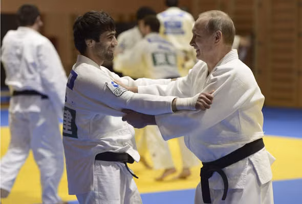 Đến nay, Tổng thống Putin có đai đen bát đẳng của môn võ judo. Không chỉ judo, Tổng thống Putin còn luyện tập karate và taekwondo.