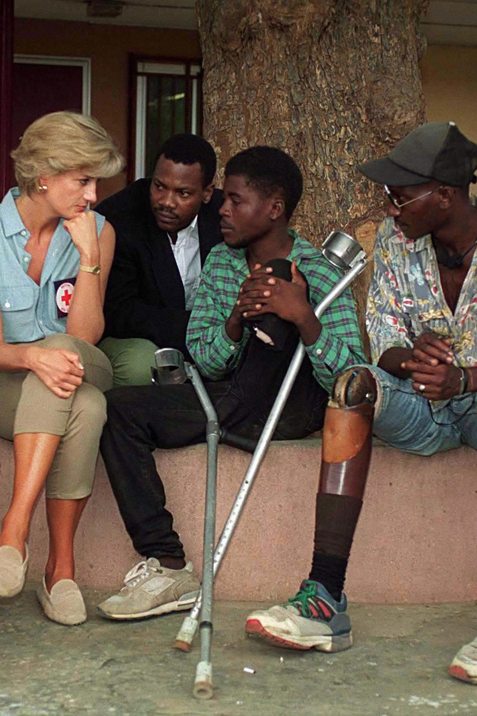 Công nương Diana muốn sử dụng ảnh hưởng của mình để ủng hộ nỗ lực tháo dỡ mìn. Nhờ chuyến thăm Angola trên, vấn đề tháo dỡ bom mìn được cộng đồng quốc tế quan tâm hơn và có những động thái tích cực. Video: Ra mắt đoạn giới thiệu phim Công nương Diana (nguồn: VTC14)