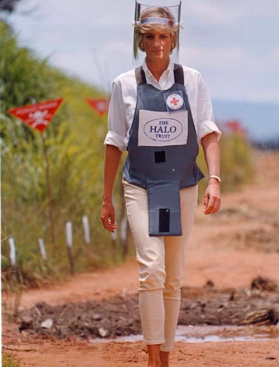 Khu vực này được đánh giá là vô cùng nguy hiểm. Thế nhưng, Công nương Diana dũng cảm tiến bước vào khu vực bãi mìn cùng với các chuyên gia. Công nương Diana có lúc một mình đi qua bãi mìn mà không có bất cứ chuyên gia tháo dỡ bom mìn nào đi bên cạnh.