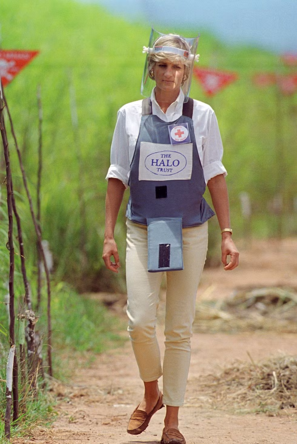 Trong chuyến đi trên, Công nương Diana gây chú ý khi đi vào một bãi mìn chưa bị vô hiệu hóa.