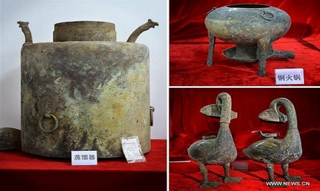 Một số chiếc vại, chuông, tượng được tìm thấy trong mộ cổ.