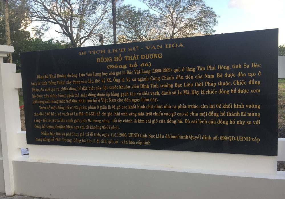 Đồng hồ Thái Dương là một trong số đó. Theo các tài liệu lịch sử, kỹ sư Lưu Văn Lang xây tặng viên tỉnh trưởng chiếc đồng hồ đá xem giờ bằng Mặt trời ngay trong dinh tỉnh trưởng Bạc Liêu. Ảnh: Vietnamnet.