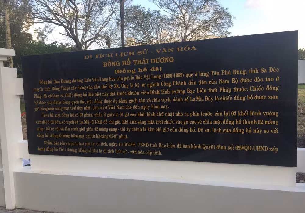 Đồng hồ Thái Dương là một trong số đó. Theo các tài liệu lịch sử, kỹ sư Lưu Văn Lang xây tặng viên tỉnh trưởng chiếc đồng hồ đá xem giờ bằng Mặt trời ngay trong dinh tỉnh trưởng Bạc Liêu. Ảnh: Vietnamnet.