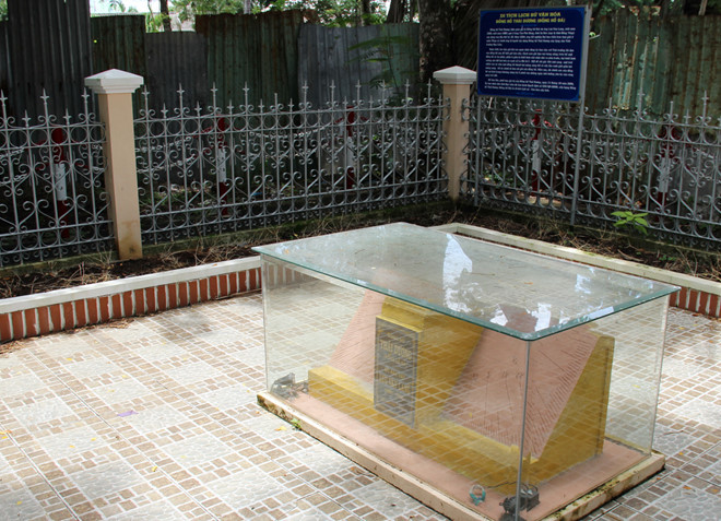 Theo ông Phạm Văn Tắc, Giám đốc Bảo tàng Bạc Liêu, đồng hồ đá xây năm 1913, hiện nằm trong hàng rào cạnh quán cà phê đối diện Hội Văn học Nghệ thuật tỉnh Bạc Liêu (gần tòa nhà cao nhất TP. Bạc Liêu). Ảnh: Zing.